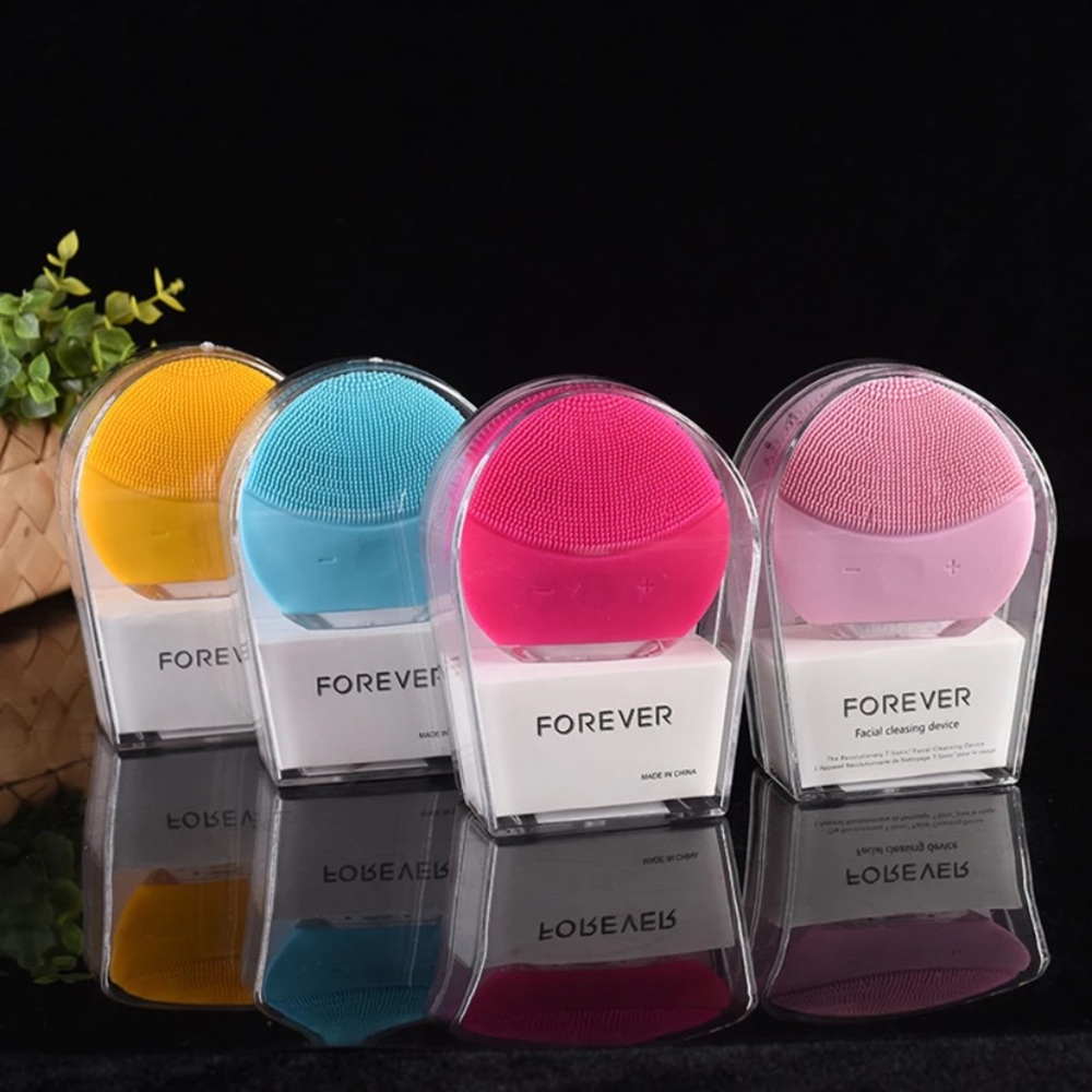 Brand New USB Recharge Waterproof vibrating Face cleansing brush.